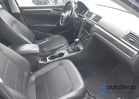 2017 Volkswagen Passat 1.8T Se z USA, uszkodzony, nr VIN 1VWBT7A30HC025442